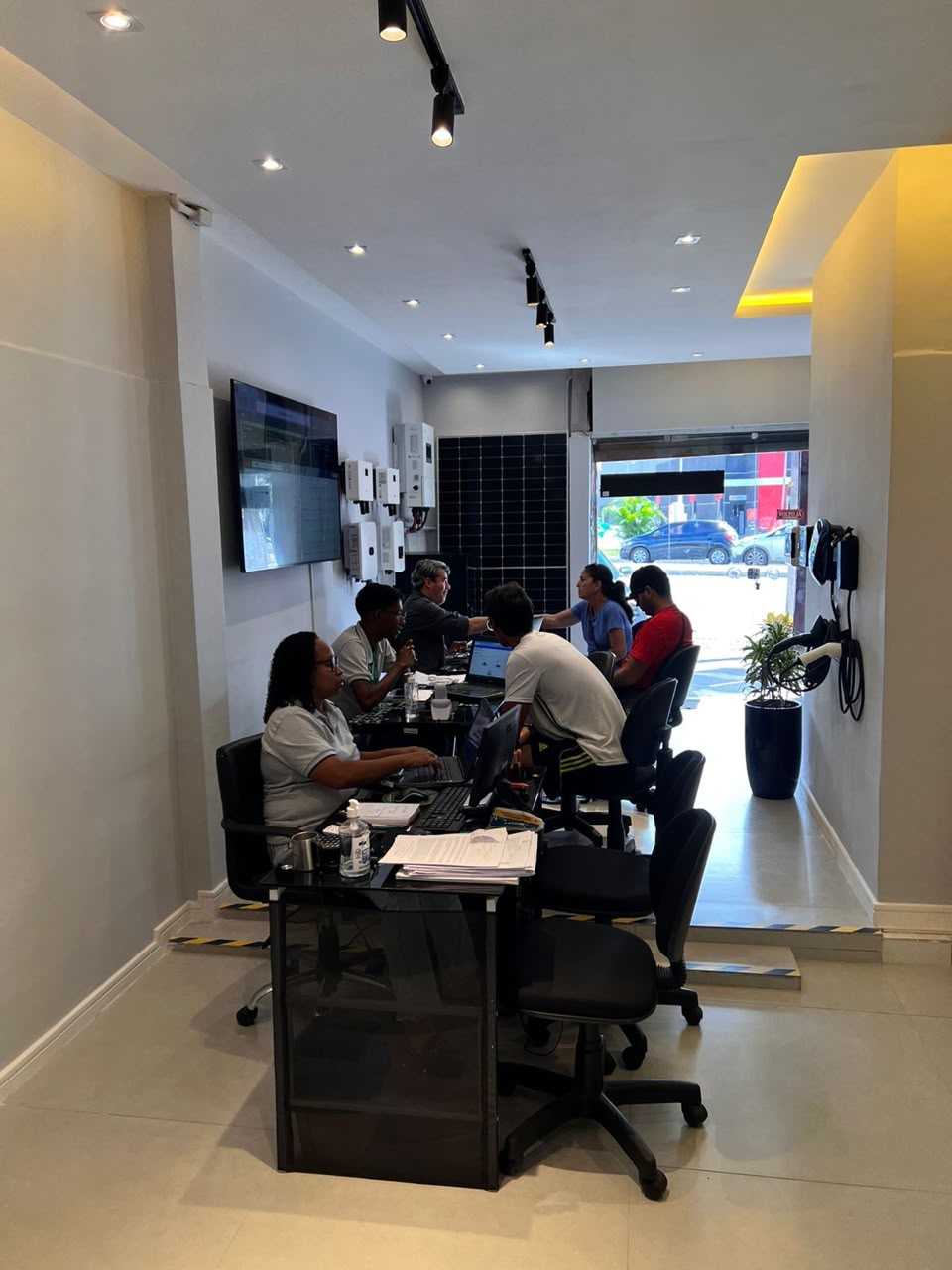 Equipe Limax em atendimento a clientes no showroom